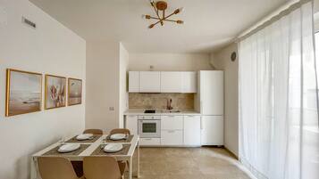 Frigorifero, forno, piano cottura, lavastoviglie