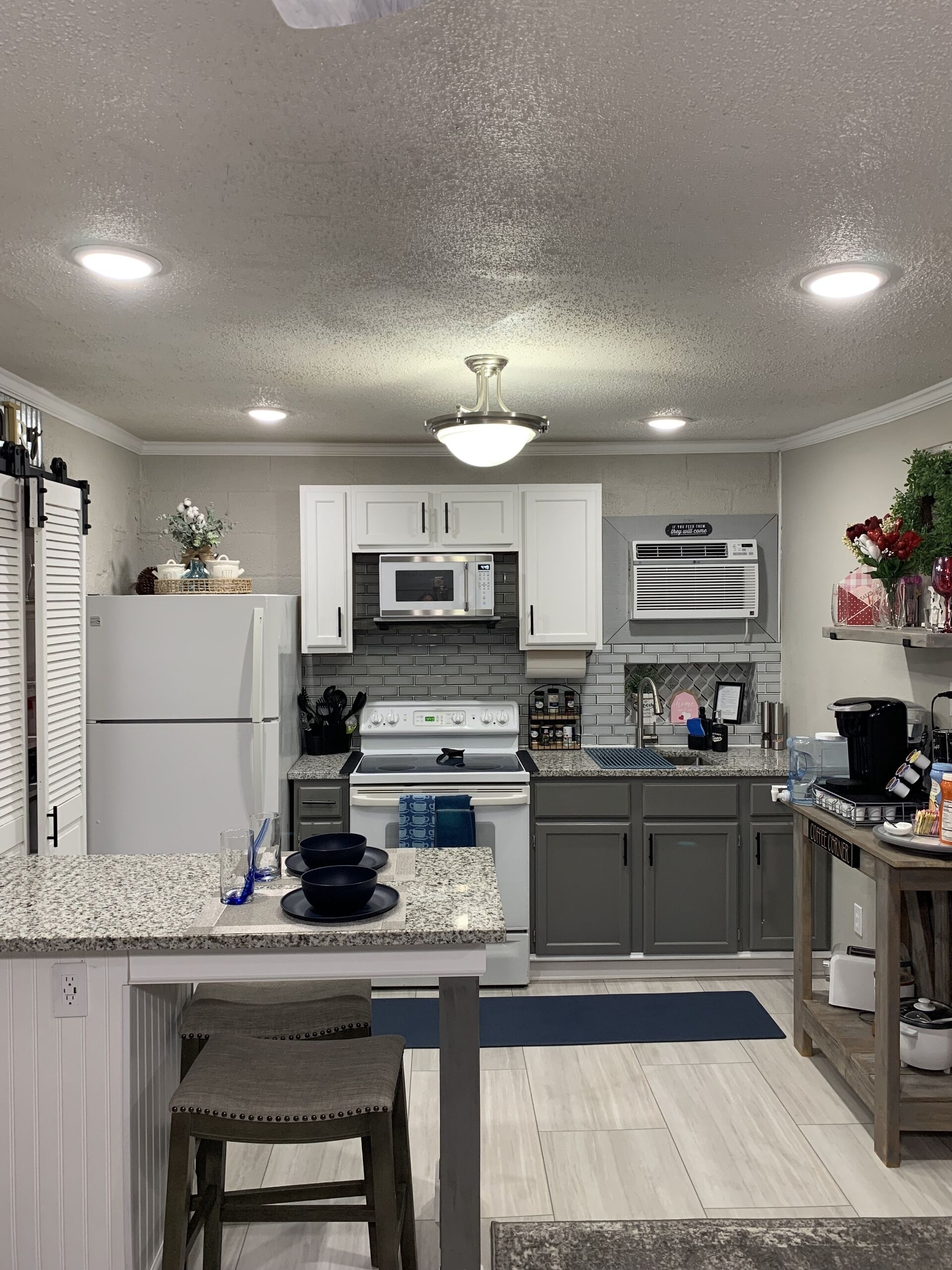 Kjøleskap, mikrobølgeovn, ovn og kokeplater