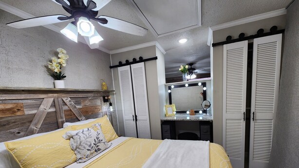 1 bedroom, iron/ironing board, free WiFi, bed sheets - PRIVATE Lackland Hideout /Rodeo/ Riverwalk 5.9 mi /Trails/Riverside Golf ⛳️.  (San Antonio)