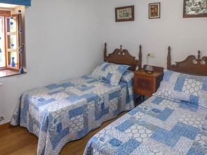 5 bedrooms, iron/ironing board