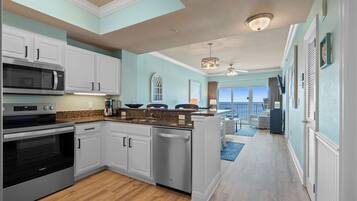 Réfrigérateur, micro-ondes, four, plaque de cuisson