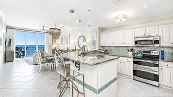 Jääkaappi, mikroaaltouuni, uuni, liesi