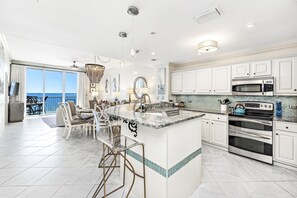 Jääkaappi, mikroaaltouuni, uuni, liesi