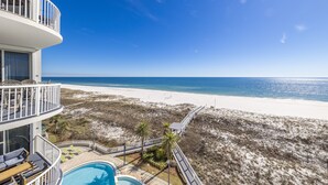 Ein Strandhotel mit Pool, Blick auf den Strand und einer Promenade.