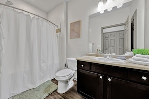 Badewanne, Haartrockner, Handtücher, Seife