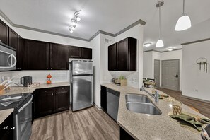 Frigorifero, microonde, forno, piano cottura