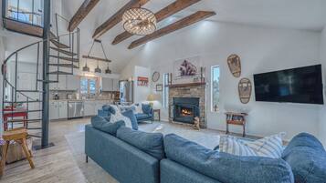 TV connectée, cheminée, livres