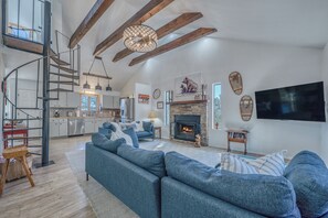 TV connectée, cheminée, livres