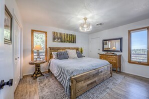 3 slaapkamers, een bureau, een strijkplank/strijkijzer, reisbedje