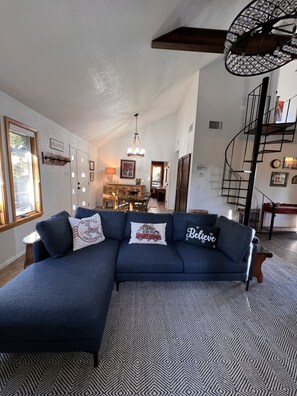 Smart TV, chimenea y libros 