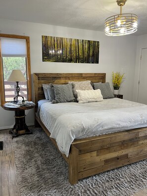 3 habitaciones, escritorio y tabla de planchar con plancha 