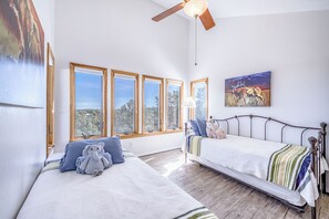 3 chambres, bureau, fer et planche à repasser, lit de bébé portatif