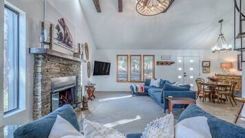 TV connectée, cheminée, livres