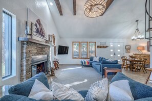 TV connectée, cheminée, livres