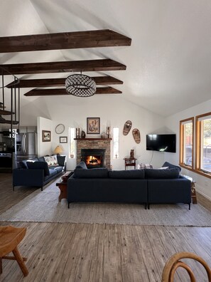 Smart TV, chimenea y libros 