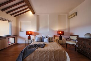 3 slaapkamers, een strijkplank/strijkijzer, wifi, beddengoed