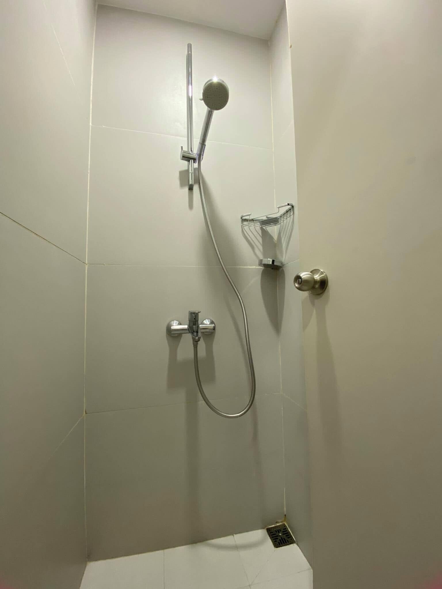 Ducha con cabezal de ducha de mano, grifo empotrado y organizador de ducha.