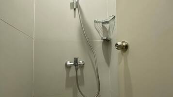 Ducha con cabezal de ducha de mano, grifo empotrado y organizador de ducha.