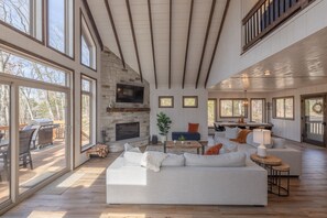 Fernseher, Kamin, DVD-Player