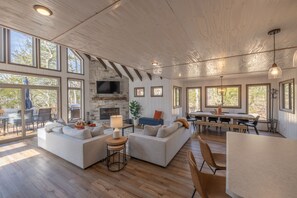 Fernseher, Kamin, DVD-Player