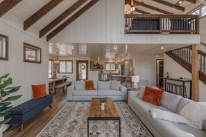 Fernseher, Kamin, DVD-Player