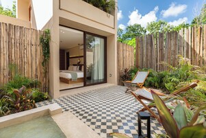 Een modern terras buiten met een geruit vloertje, een zwembad en ligstoelen.