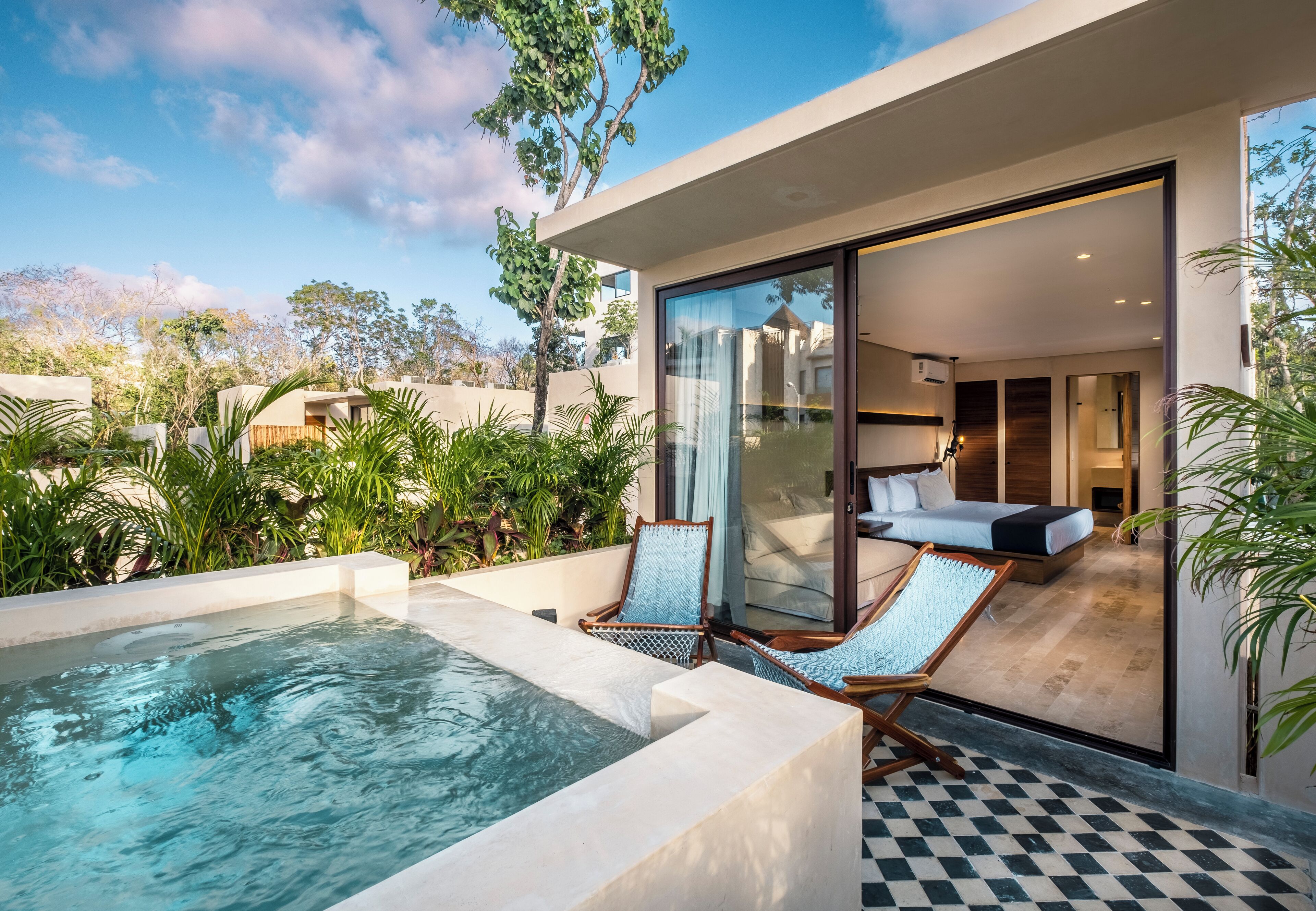 Habitación Deluxe, 1 cama King size | Área de sala de estar | Smart TV de 32 pulgadas con canales vía satélite y televisión 