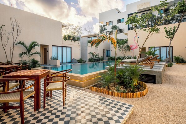 2 outdoor pools, pool loungers