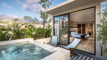 Deluxe with Jacuzzi | Biancheria da letto di alta qualità, minibar, una scrivania