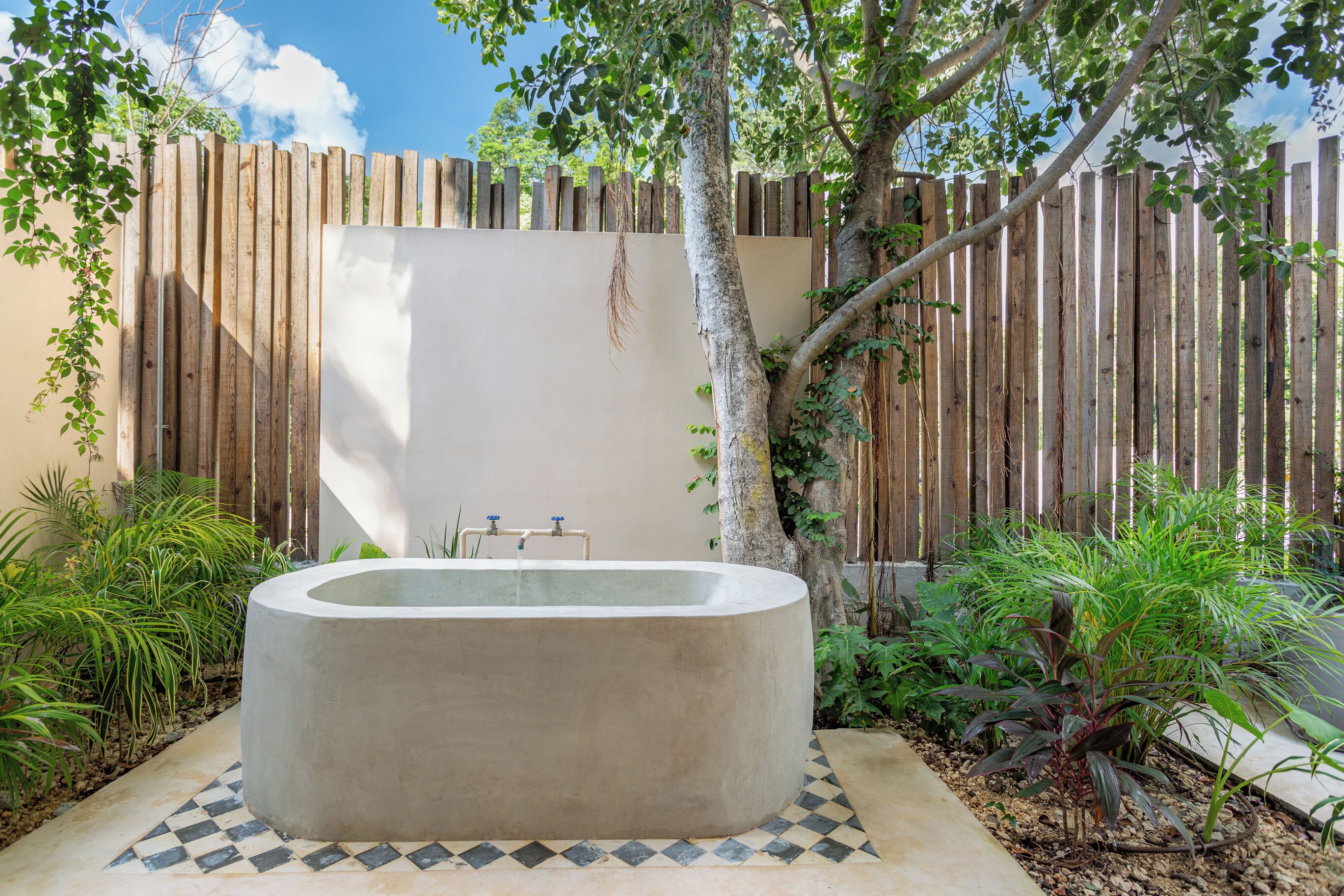 Studio – deluxe, 1 kingsize-seng | Bad | Dusj, regndusjhode, toalettartikler (inkludert) og hårføner