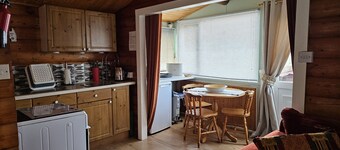 Log cabin - free parking, garden & pet friendly