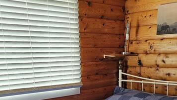 2 bedrooms, iron/ironing board, WiFi