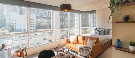 Escritorio, wifi gratis y ropa de cama