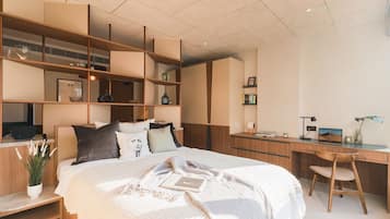 Escritorio, wifi gratis y ropa de cama