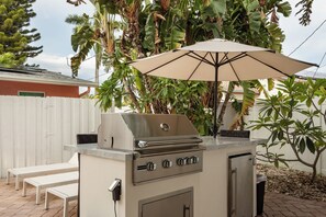 Property grounds - Coastal retreat with heated saltwater pool & spa in prime Delray Beach. (Delray Beach)