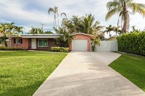 Property grounds - Coastal retreat with heated saltwater pool & spa in prime Delray Beach. (Delray Beach)