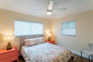 4 bedrooms, desk, iron/ironing board, free WiFi - Coastal retreat with heated saltwater pool & spa in prime Delray Beach. (Delray Beach)