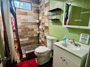 Baignoire, sèche-cheveux, bidet, serviettes fournies