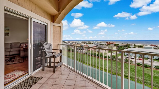 Un balcón con vista a una zona residencial y un río.