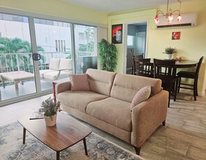 Smart TV, books, offices - Scandia 203 - Sleeps 6, Full Kitchen, Free Parking, and 1 Block to the Beach (Honolulu)