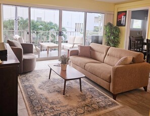 Smart TV, books, offices - Scandia 203 - Sleeps 6, Full Kitchen, Free Parking, and 1 Block to the Beach (Honolulu)