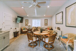 Dining - Little Blue Cottage - wooded getaway, near beaches and towns (Benton Harbor)