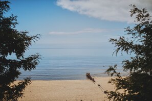 Sun-loungers, beach towels - Little Blue Cottage - wooded getaway, near beaches and towns (Benton Harbor)