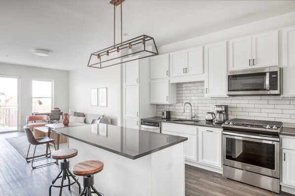 Refrigerador, microondas, horno y parrilla de estufa