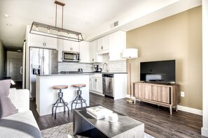 Interior - Serene Elmhurst 1BR w/ Lounge, Pool & Gym nr Metra, by Blueground (Chicago)