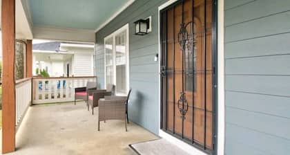 *Relaxing Southern Comfort Retreat*- 5mins from Downtown