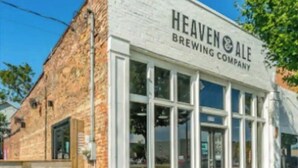Een gebouw met een bord waarop staat: HEAVEN OLE BREWING COMPANY.