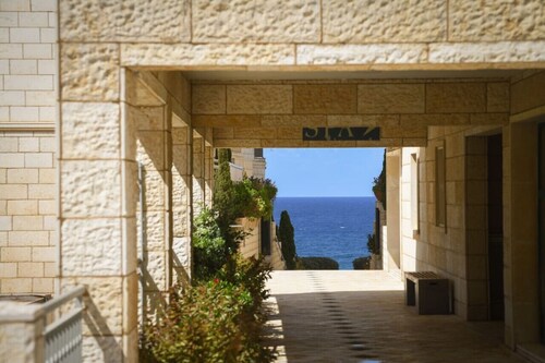Mamad Breathtaking 3 BR Apt w Sea View in Central