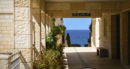 Mamad Breathtaking 3 BR Apt w Sea View in Central