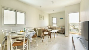 Dining - Charming 1BR Apt with Sea Breeze & Stunning Views (Herzliya)
